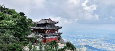 雨后泰山：云纱锁峰峦 天宫浮云海